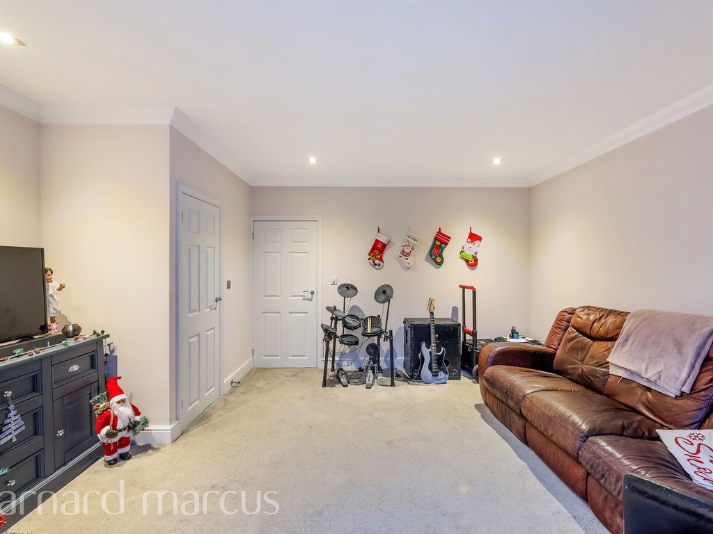 3 bed property to rent in Marbles Way, Tadworth KT20, £1,900 pcm Zoopla