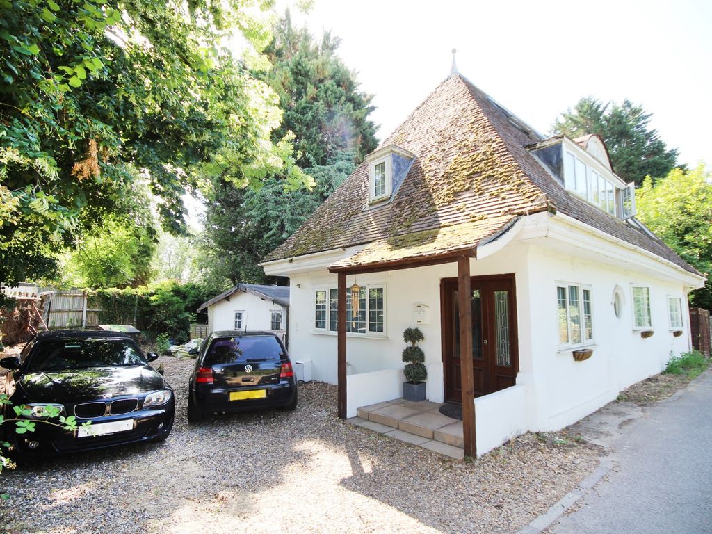 5 bed detached house for sale in Ferry Lane, Wraysbury, Staines TW19