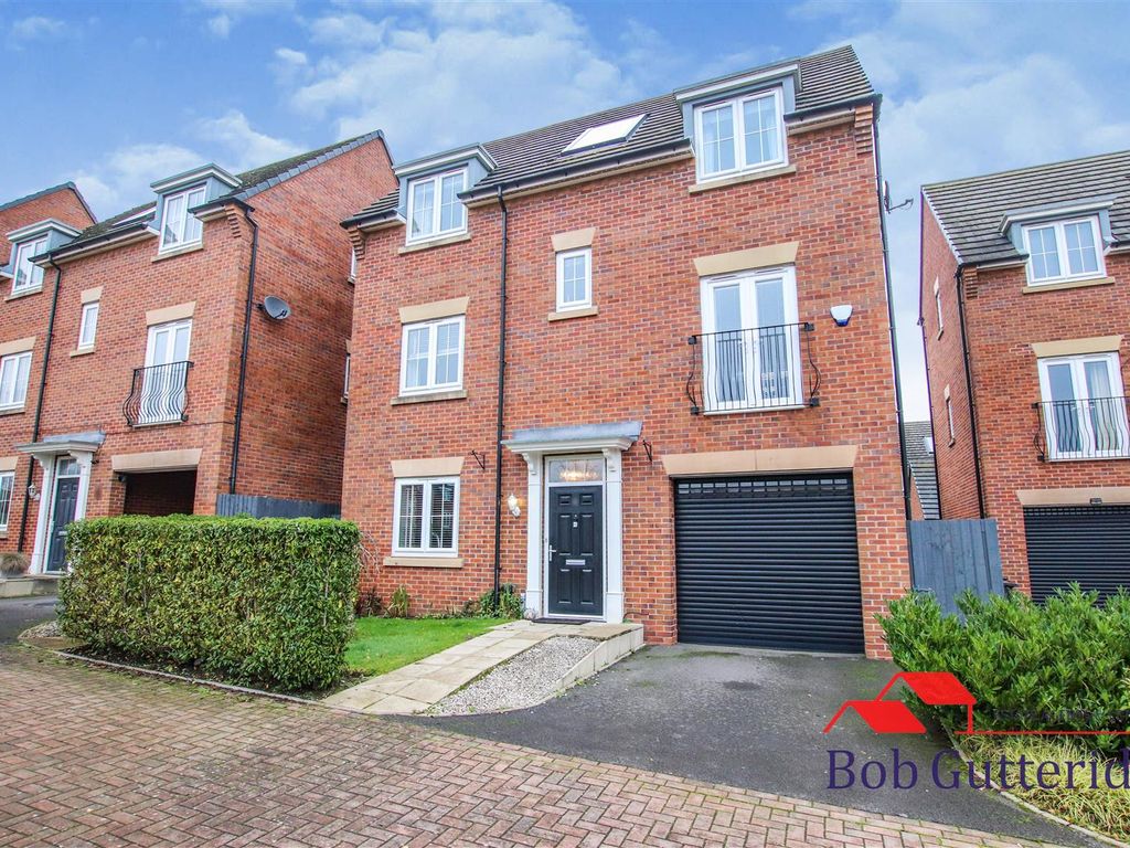 4 bed detached house for sale in Sutton Avenue, Silverdale, Newcastle