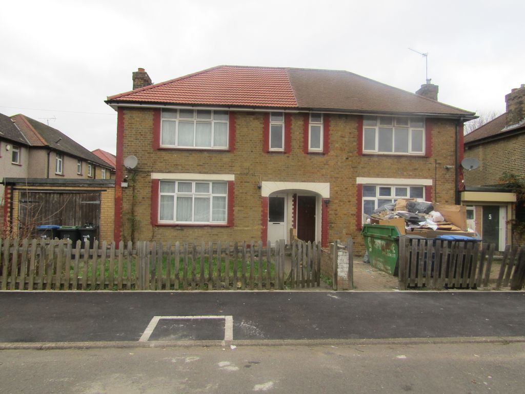 3 bed semidetached house to rent in Montagu Crescent, Edmonton N18, £1,995 pcm Zoopla