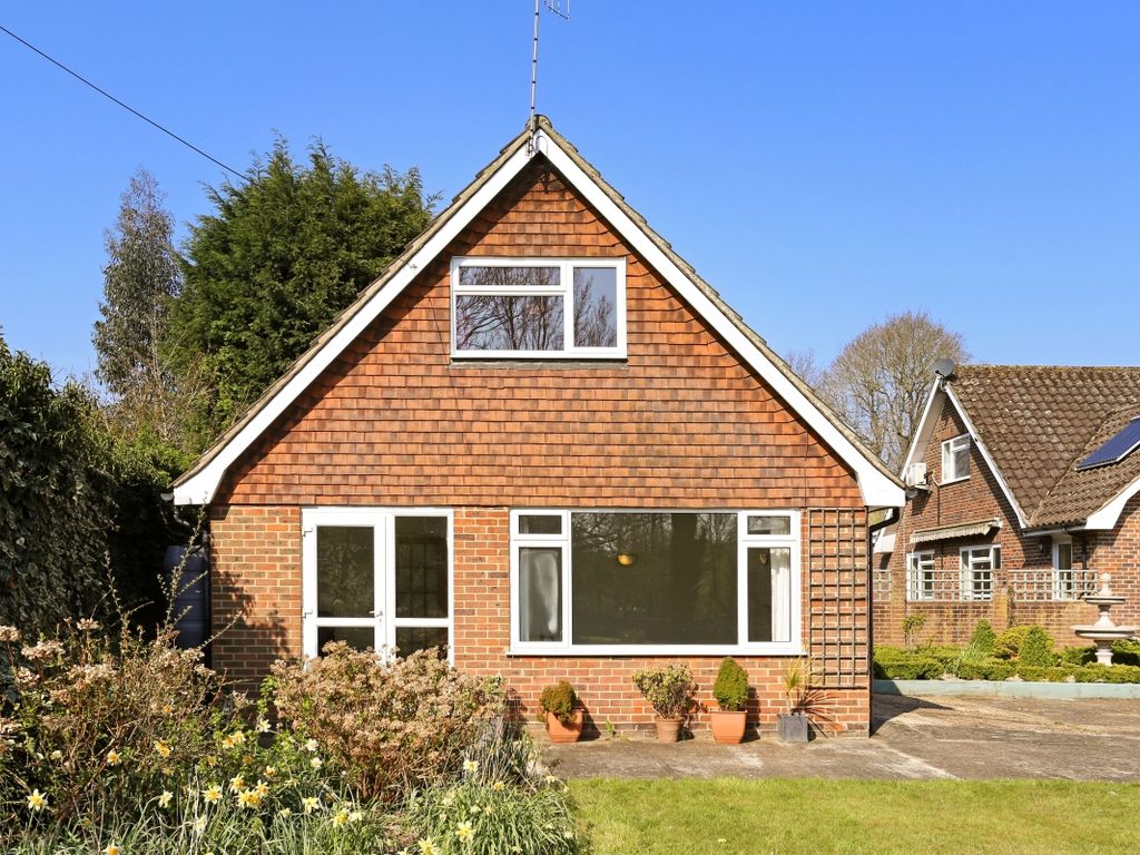 3 bed flat to rent in Horsham Road, Capel, Dorking RH5, £1,500 pcm Zoopla