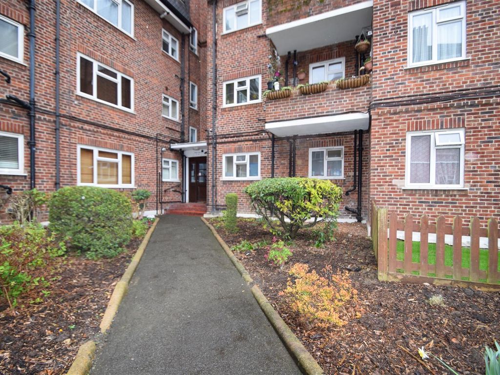 1 bed flat to rent in Empire Court, North End Road, Wembley HA9, £1,425