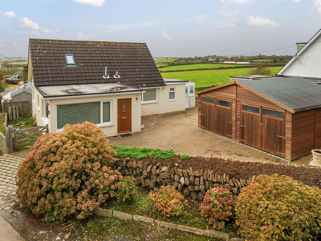 3 bed detached bungalow for sale in Binnerton Road, Leedstown, Hayle