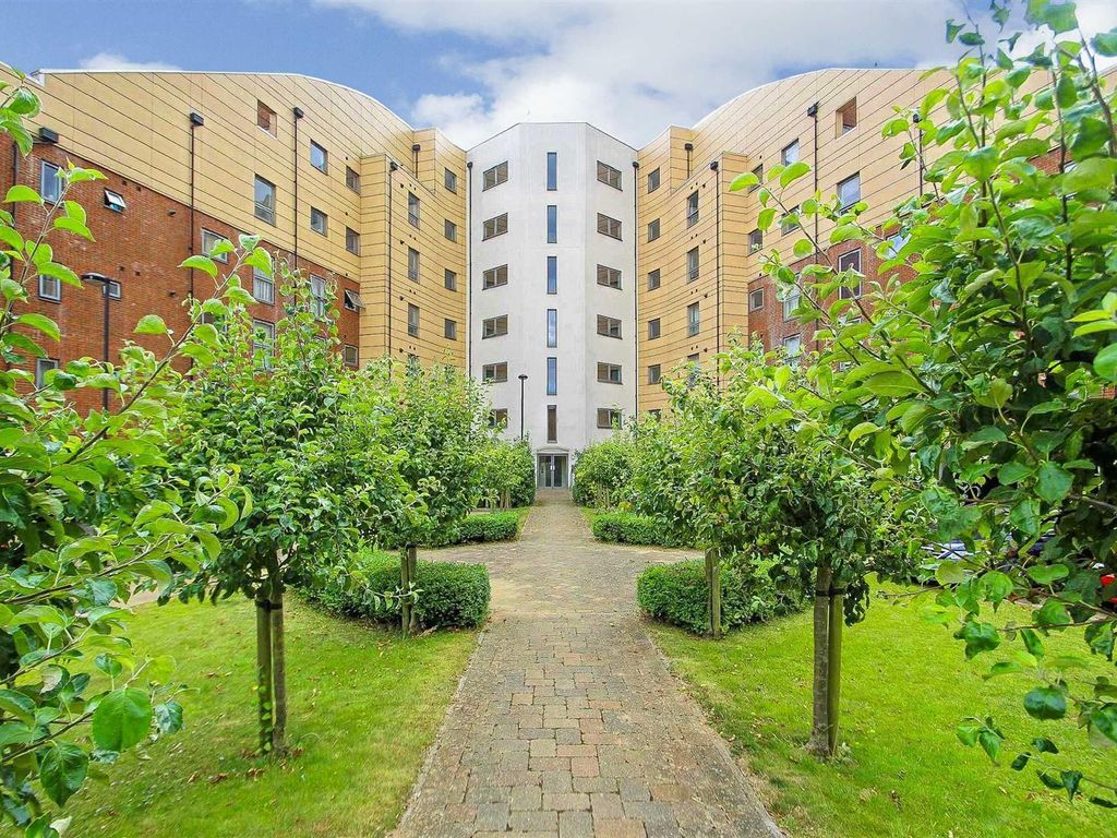 2 bed flat to rent in Staverton Grove, Broughton, Milton Keynes MK10, £