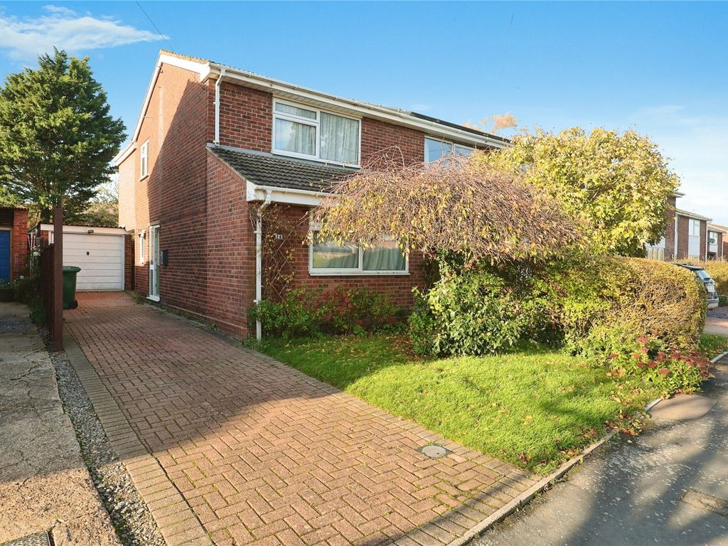 3 bed semidetached house for sale in Rookery Place, Fenstanton