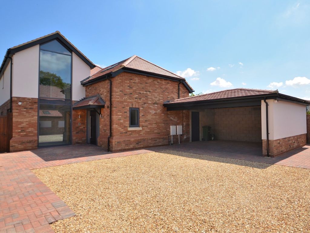 4 bed detached house for sale in Newport Road, Woburn Sands, Milton