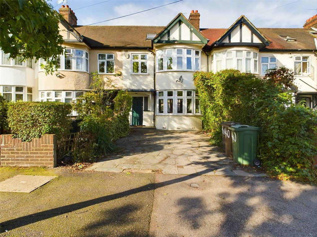 4 bed detached house to rent in Greenway Avenue, Walthamstow, London