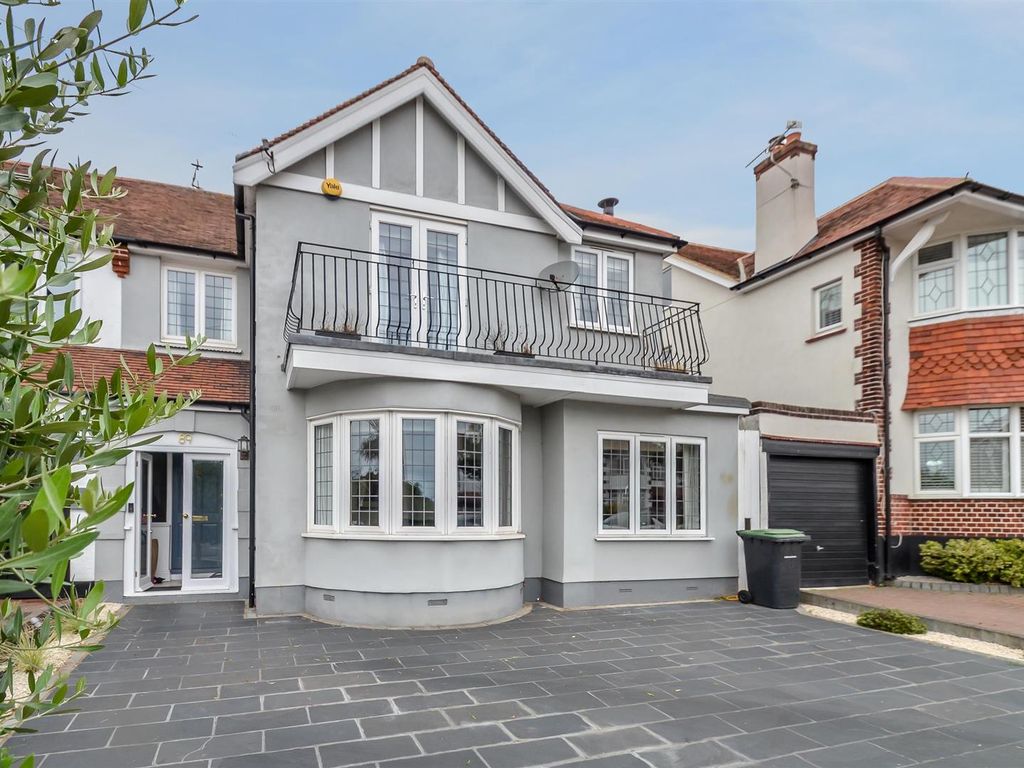 4 bed semidetached house for sale in Thames Drive, LeighOnSea SS9, £