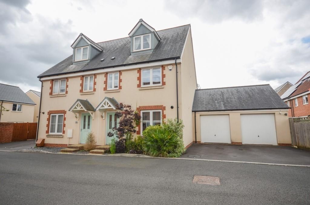 4 bed semidetached house for sale in Larch Close, Lyde Green, Bristol