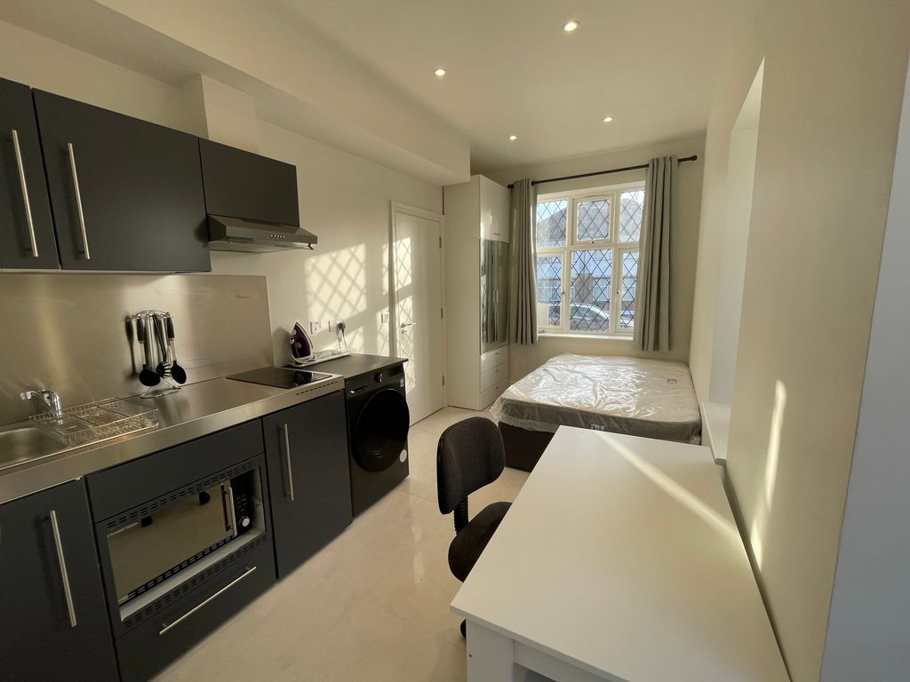 Studio to rent in Ventnor Drive, London N20, £1,250 pcm Zoopla