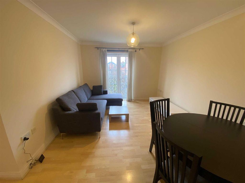 2 bed flat to rent in Seaton Square, London NW7, £1,700 pcm Zoopla