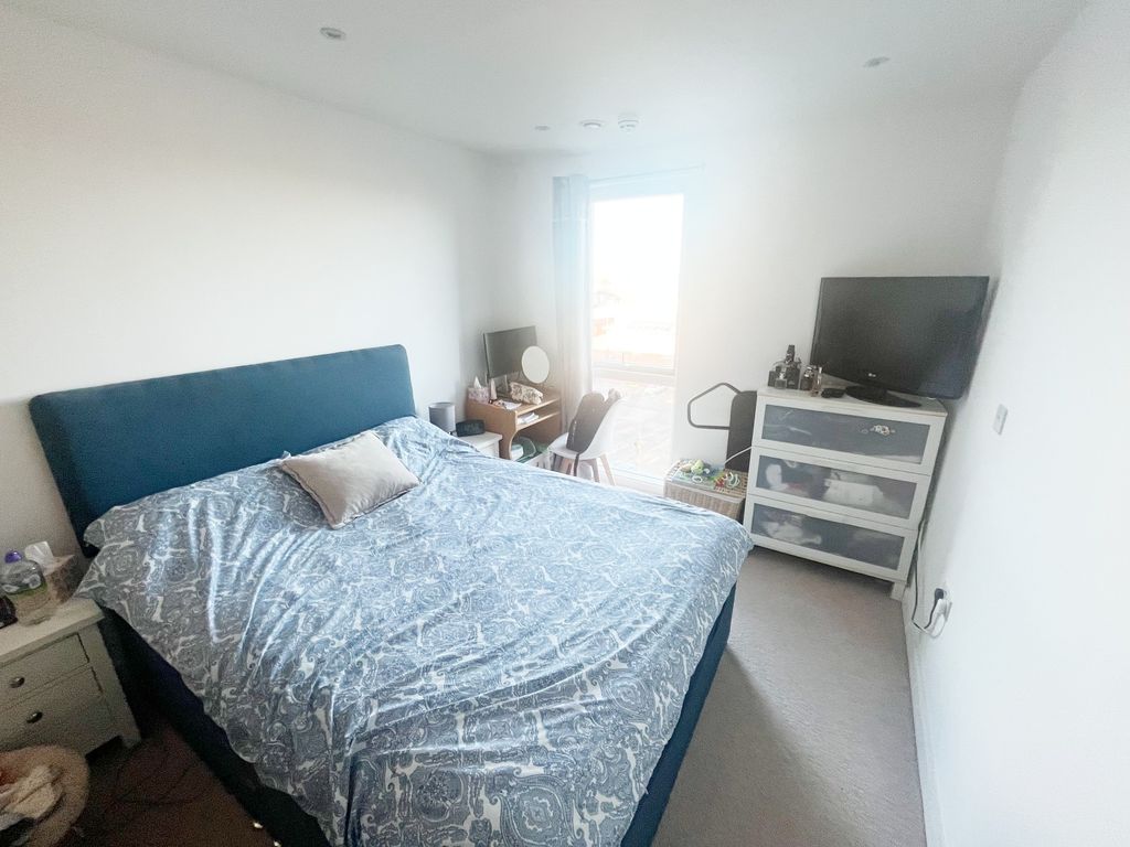 2 bed flat to rent in Railway Terrace, Slough, Berkshire SL2, £1,600