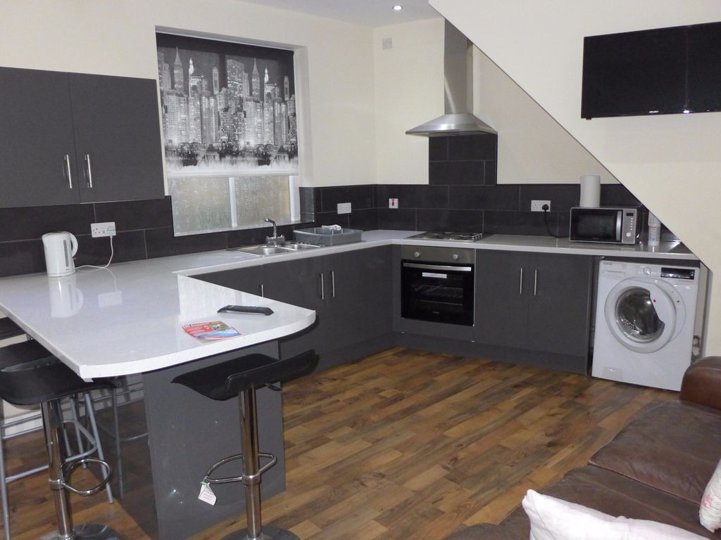 5 bed detached house to rent in Greenhead Road, Huddersfield HD1 Zoopla