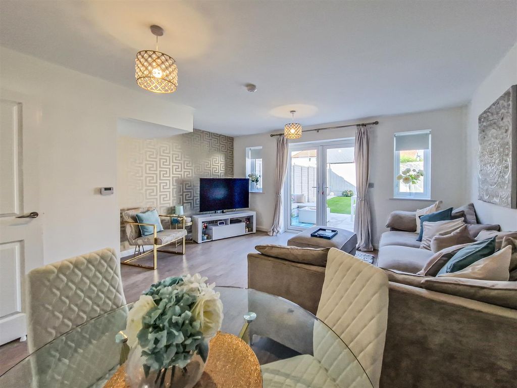 2 bed semidetached house for sale in Alice Gardens, Rochford SS4, £