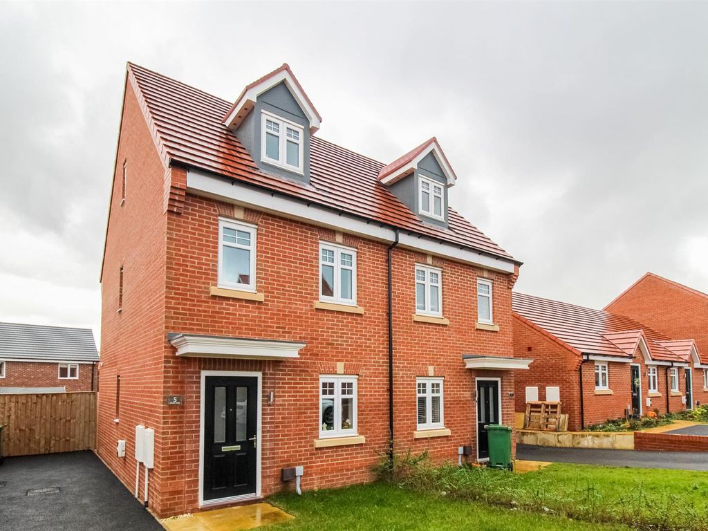 3 bed semidetached house for sale in Winter Close, Stanley, Wakefield