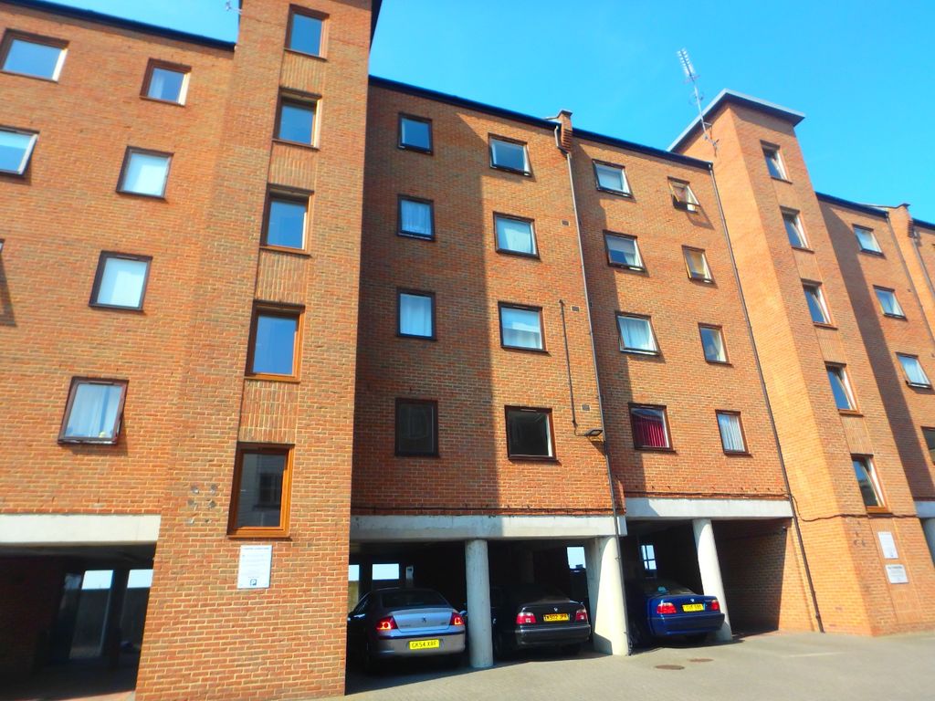 2 bed flat to rent in Russell Quay, West Street, Gravesend, Kent DA11