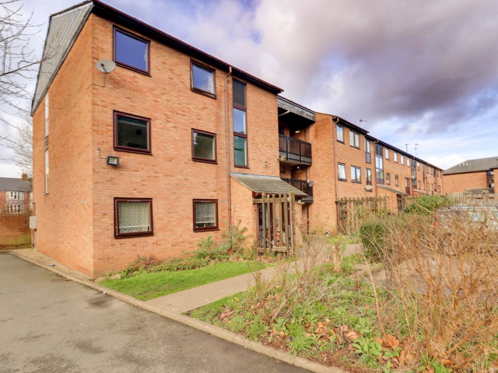 2 bed flat to rent in Blackbird Road, Leicester LE4, £850 pcm Zoopla