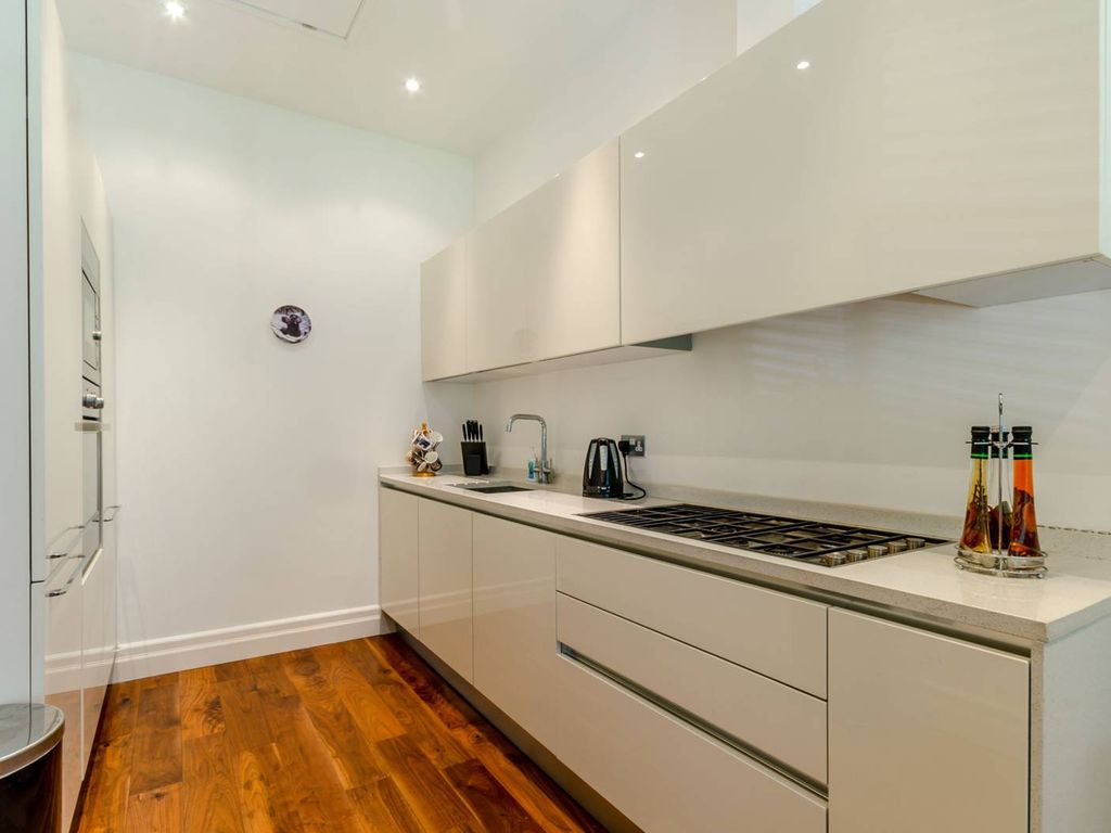 2 bed flat to rent in Wimbledon Park Side, Wimbledon Common, London