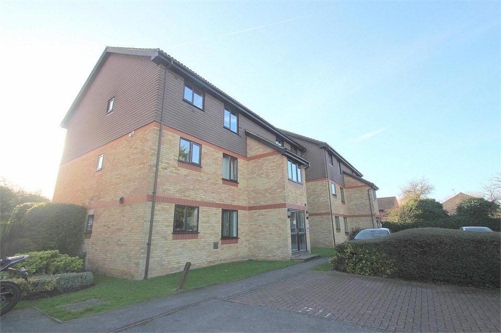 2 bed flat to rent in Spring Park, Holmlea Walk, Datchet SL3, £1,300