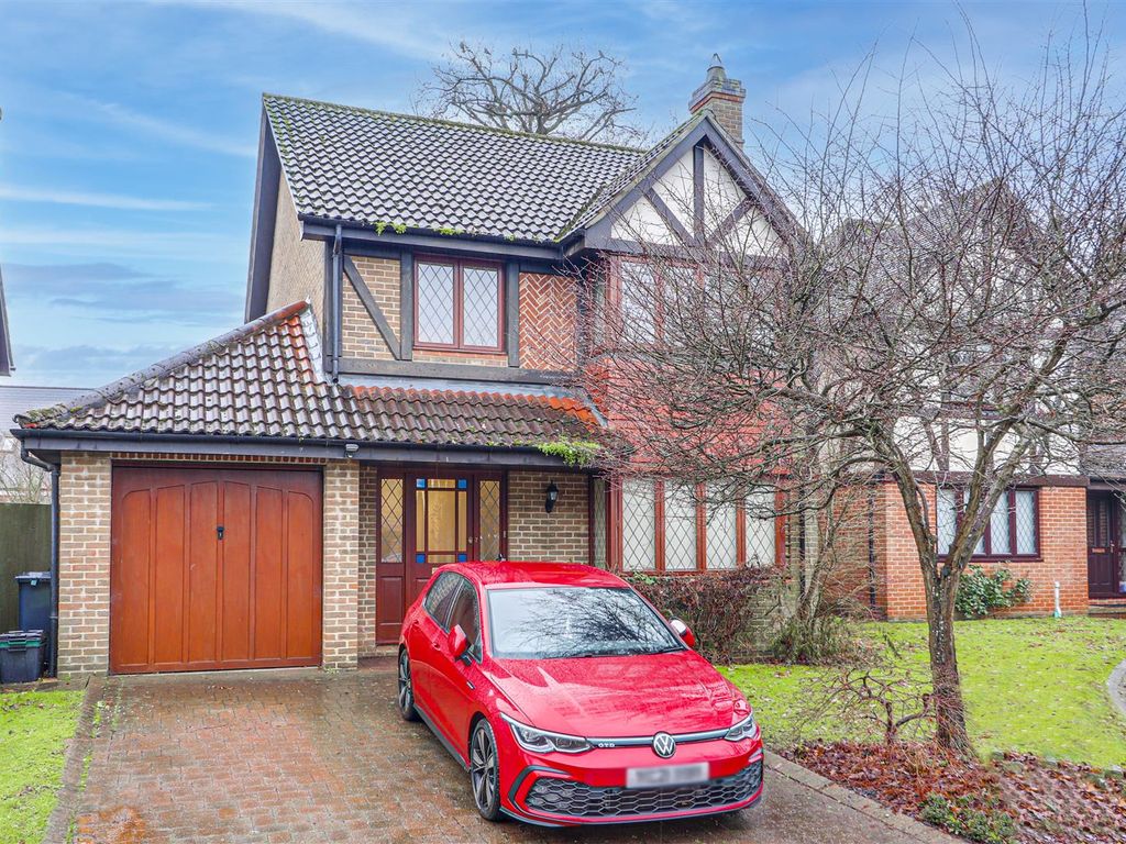 4 bed detached house to rent in Boleyn Court, Bell Lane, Broxbourne