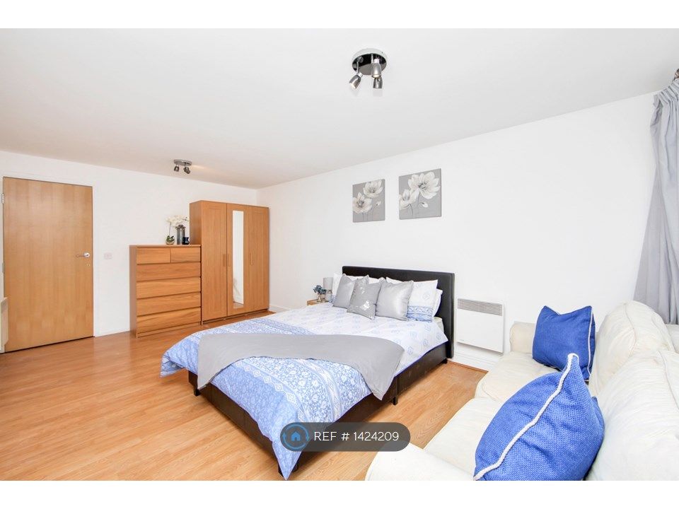 Room to rent in St. Davids Square, London E14 Zoopla