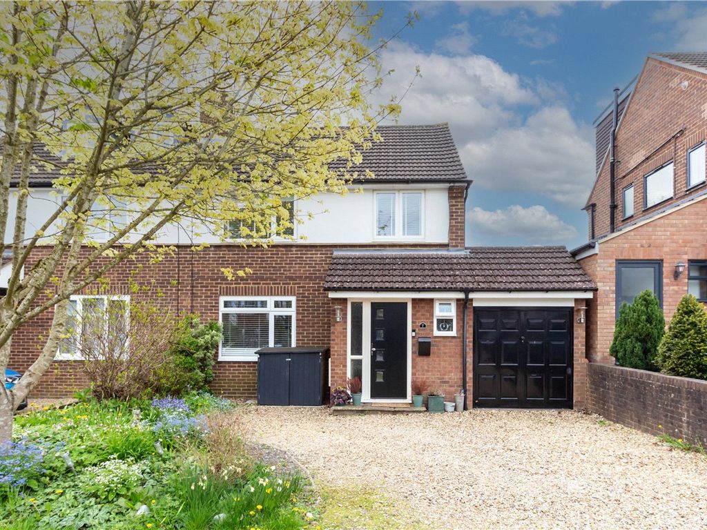 3 bed semidetached house for sale in Springfield Crescent, Harpenden