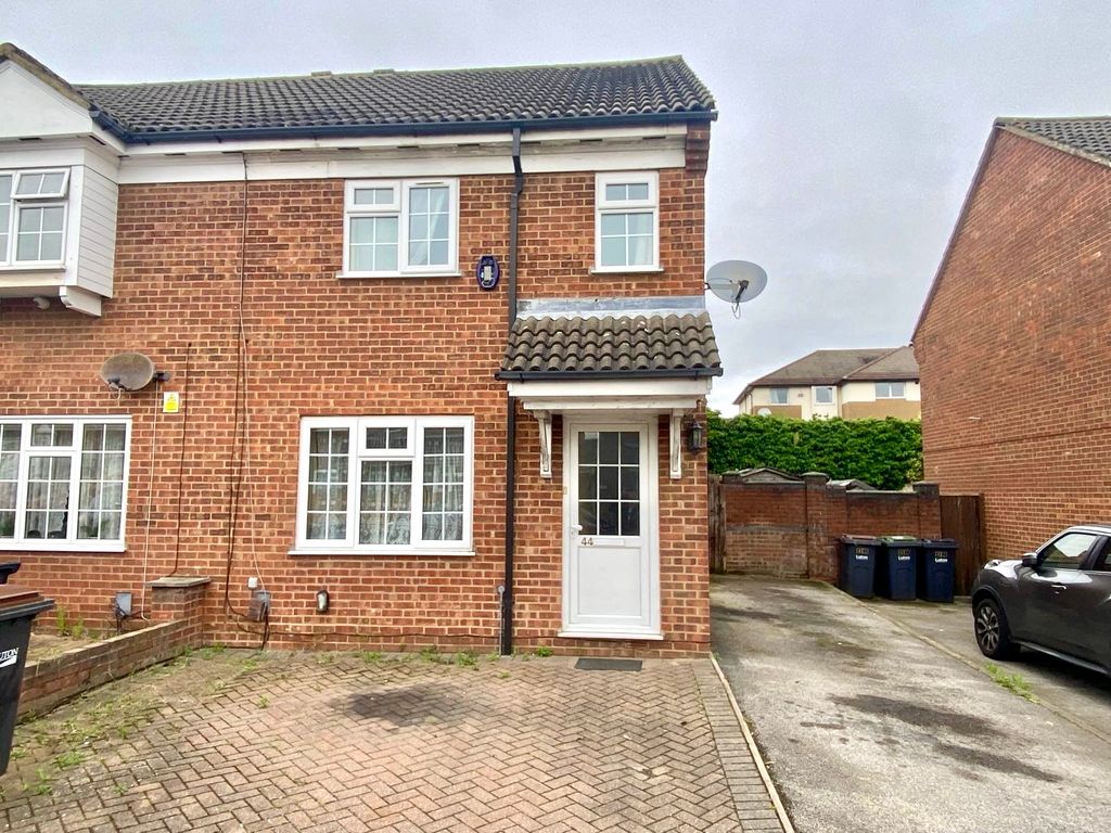 3 bed semidetached house to rent in Dorrington Close, Luton LU3, £
