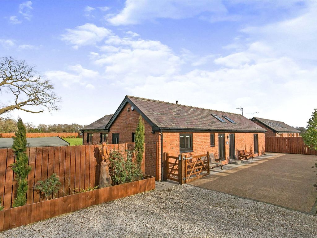 4 bed barn conversion for sale in Welsh Road, Ledsham, Ellesmere Port