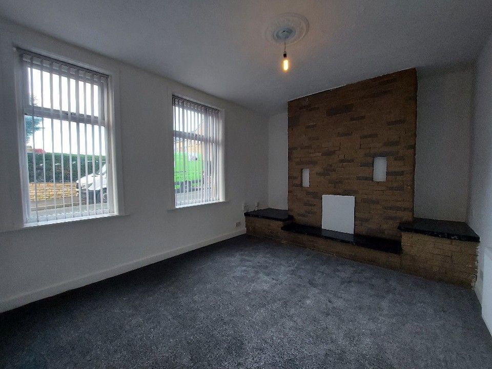 2 bed end terrace house to rent in Woodbine Road, Burnley BB12, £530
