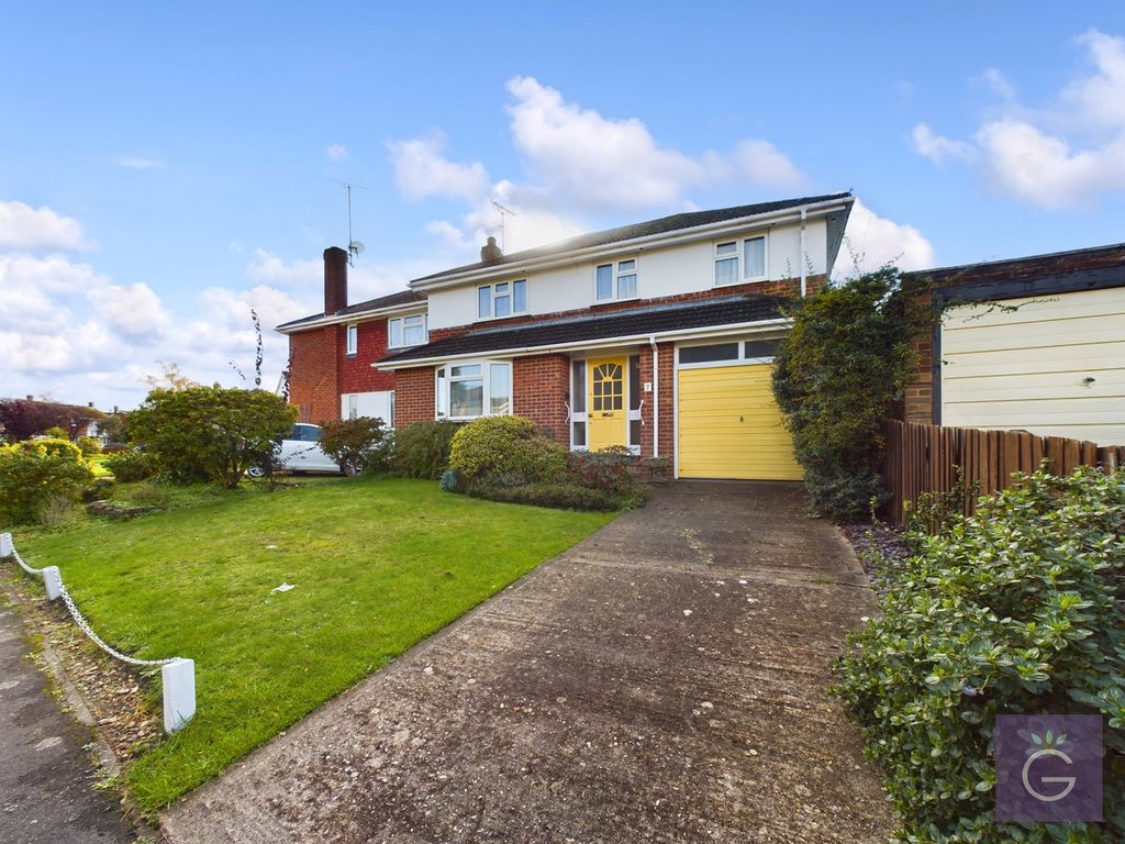 4 bed semidetached house for sale in Antrim Road, Woodley RG5, £