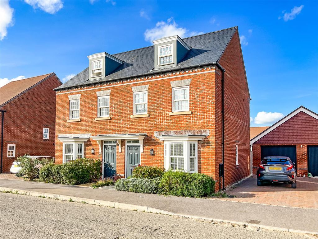 3 bed semidetached house for sale in Plant Farm Crescent