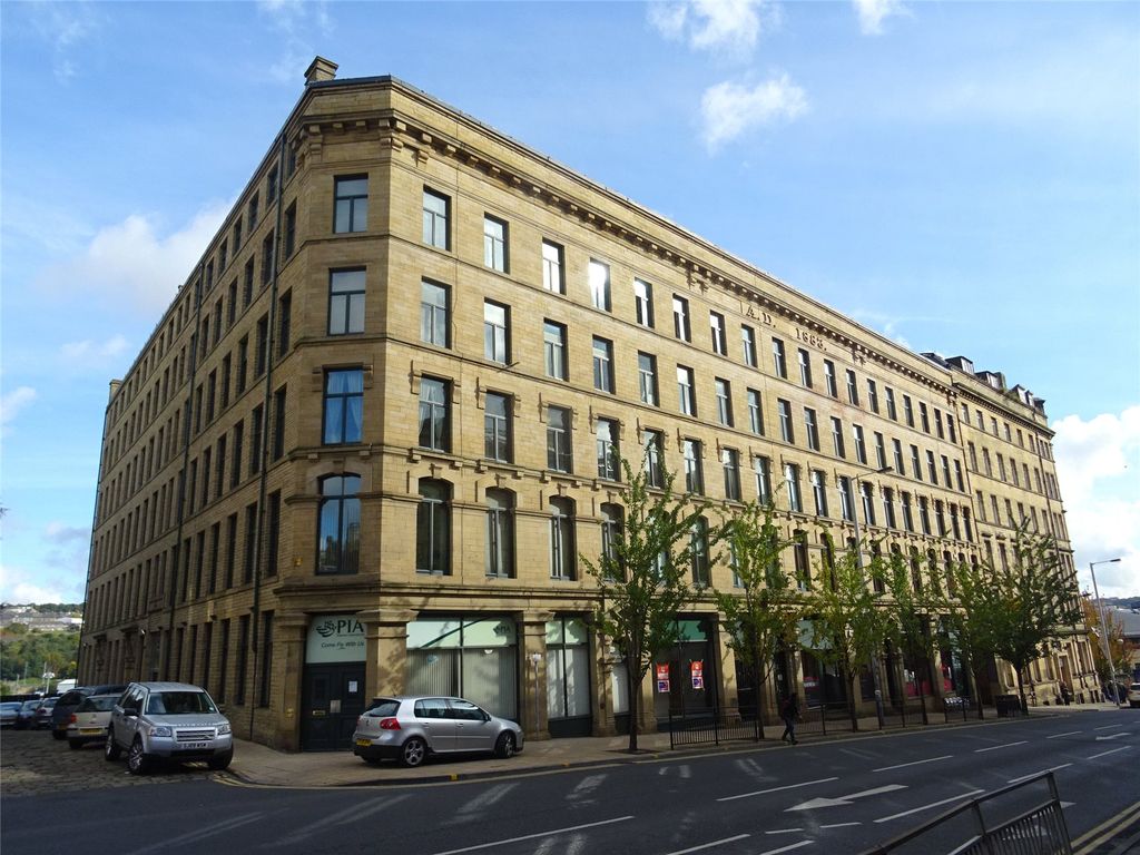 2 bed flat to rent in Broadgate House, 2 Broad Street, Bradford, West