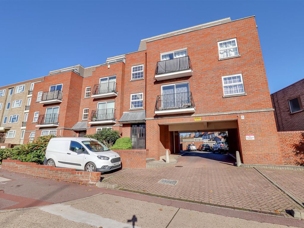 2 bed flat for sale in London Road, LeighOnSea SS9, £220,000 Zoopla