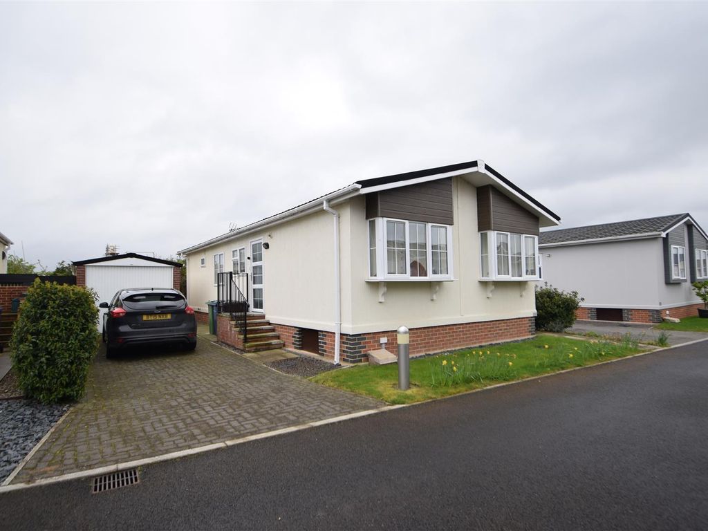 2 bed mobile/park home for sale in Ashmeads, Orchard Park, Twigworth
