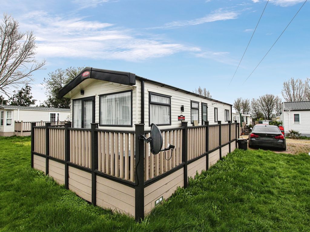 2 bed mobile/park home for sale in New River Bank, Littleport, Ely CB7