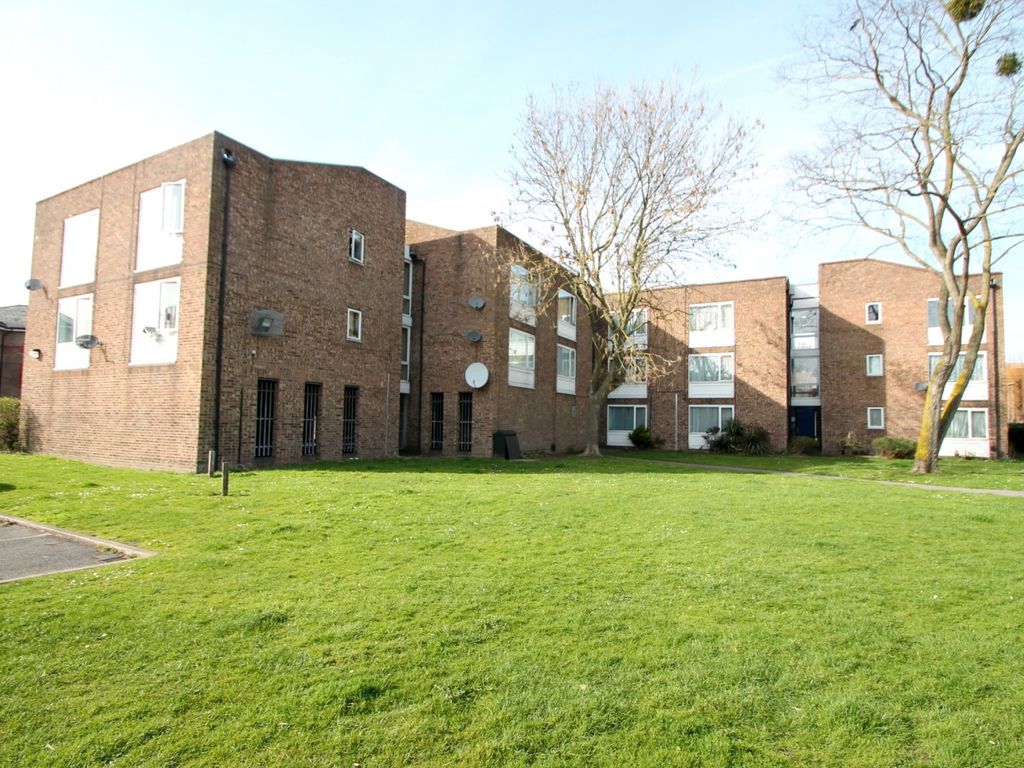 Studio to rent in Fleetwood Court, Douglas Road, Stanwell, Middlesex