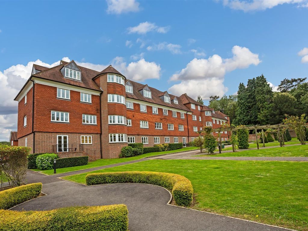 2 bed flat for sale in Elizabeth Drive, Banstead SM7, £299,950 Zoopla