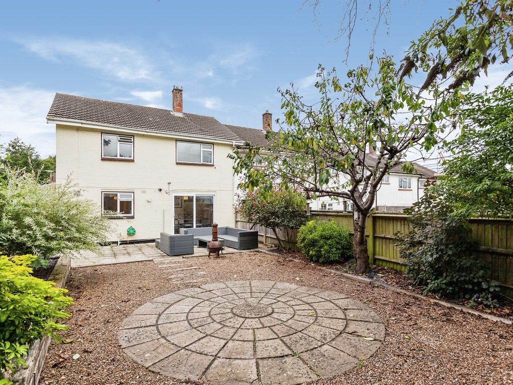 4 bed end terrace house for sale in Gloucester Road, Crawley RH10, £