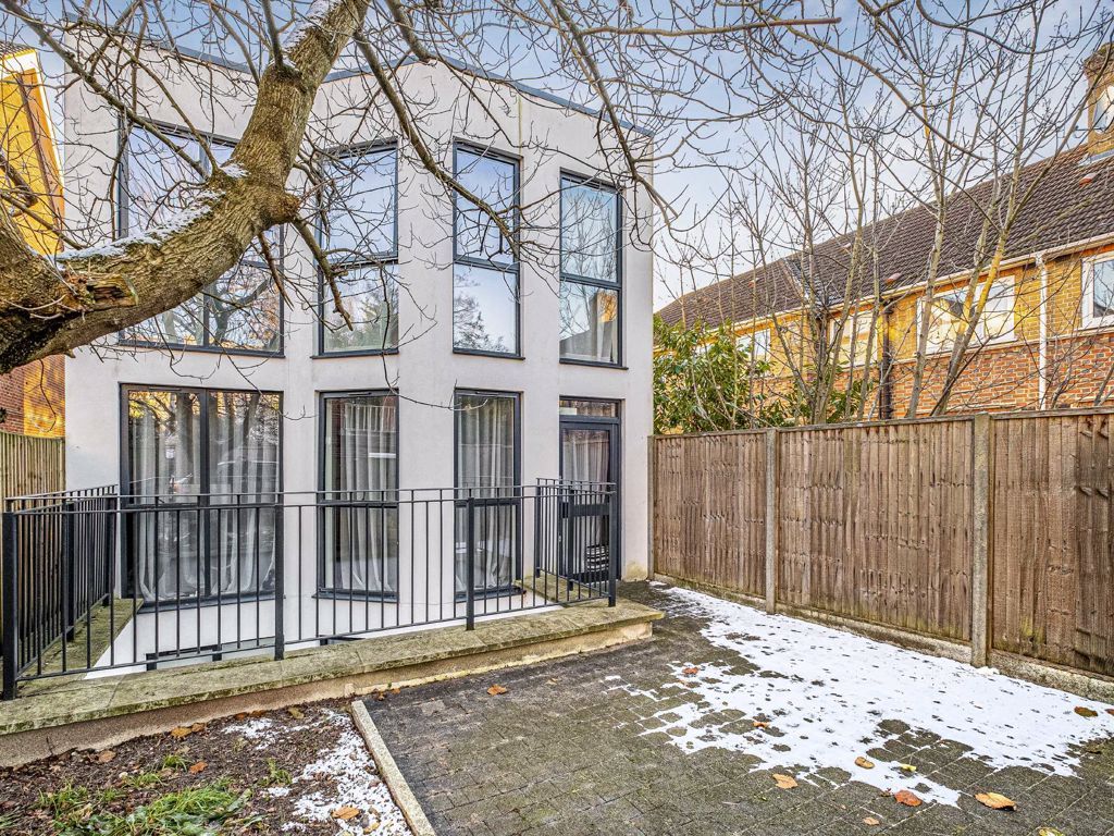 2 bed flat for sale in South Bank, Surbiton KT6 Zoopla