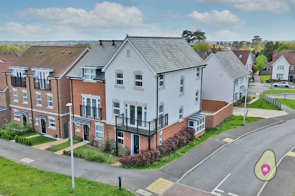 4 bed semidetached house for sale in Oak Avenue, Wokingham, Berkshire