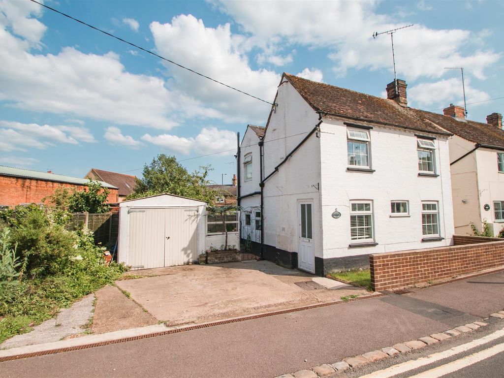 3 bed detached house for sale in Quainton Road, Waddesdon, Aylesbury