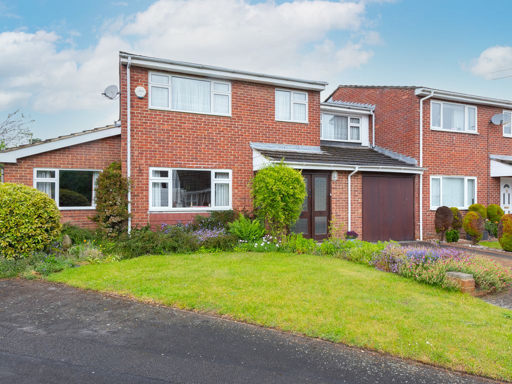 4 bed link detached house for sale in North Fryerne, Yateley GU46, £