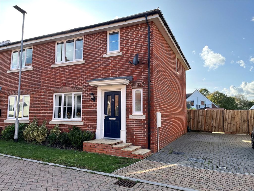 3 bed semidetached house for sale in Furlong Close, Elmswell, Bury St