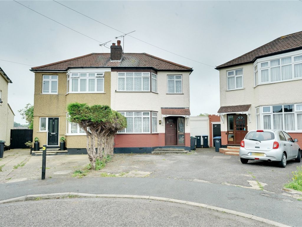 3 bed semidetached house for sale in Carisbrook Close, Enfield EN1, £