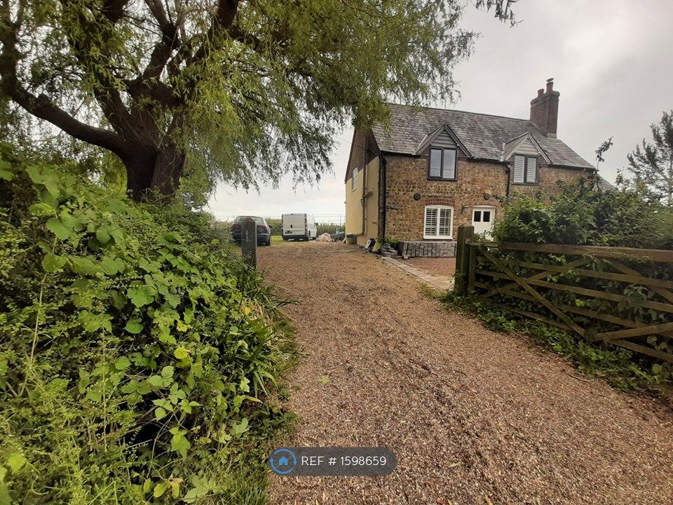 2 bed semidetached house to rent in Pagham, Bognor Regis PO21, £1,950