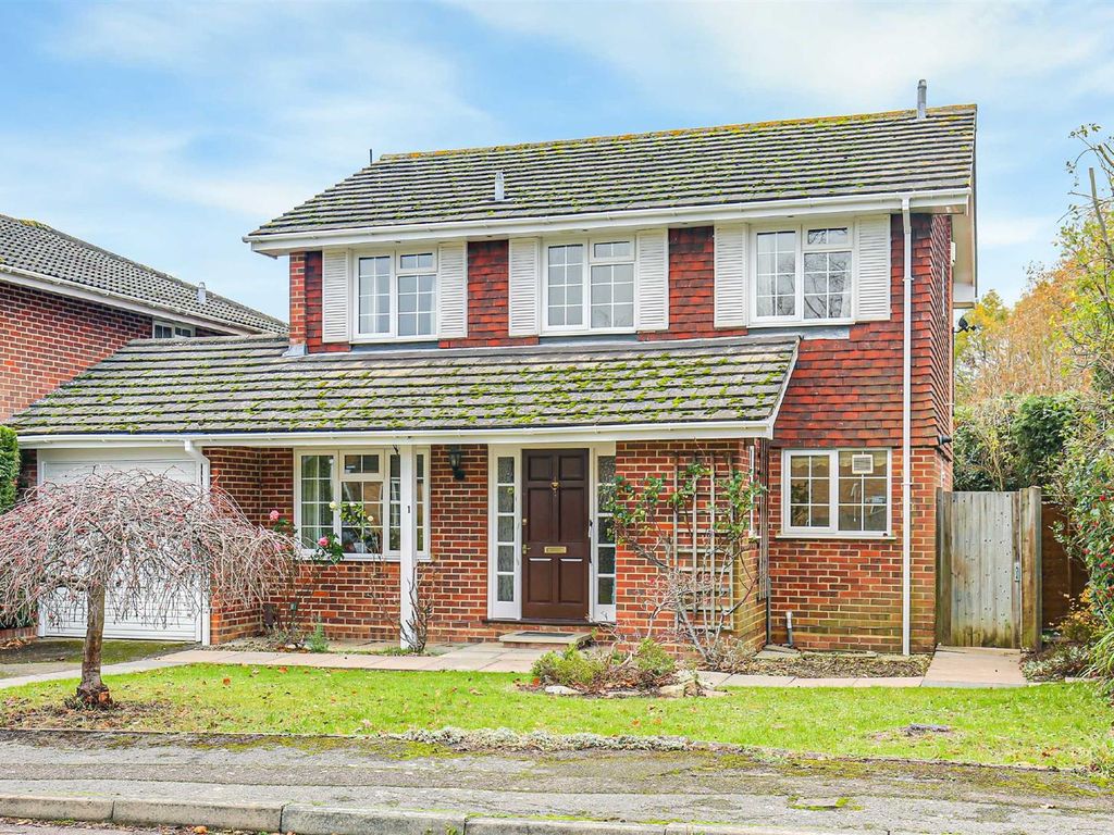 4 bed detached house to rent in Bromford Close, Hurst Green, Oxted RH8