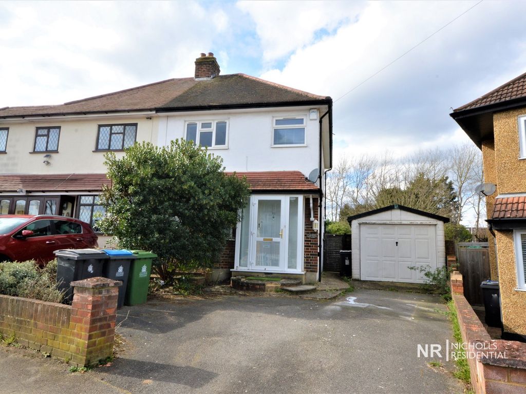 3 bed semidetached house to rent in Compton Crescent, Chessington