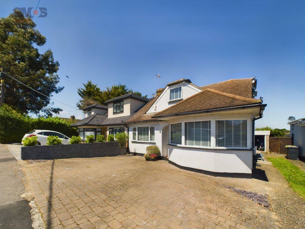 3 bed semidetached house for sale in Chestnut Close, Hockley, Essex