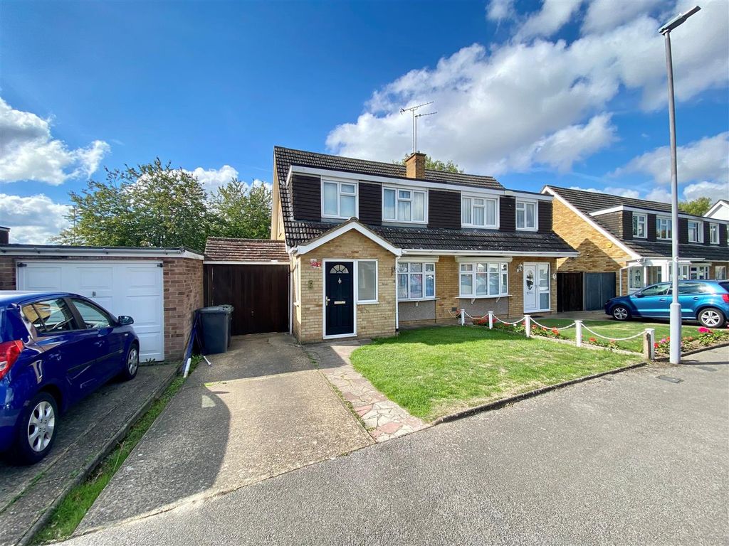3 bed semidetached house to rent in Turnpike Drive, Luton LU3, £1,600