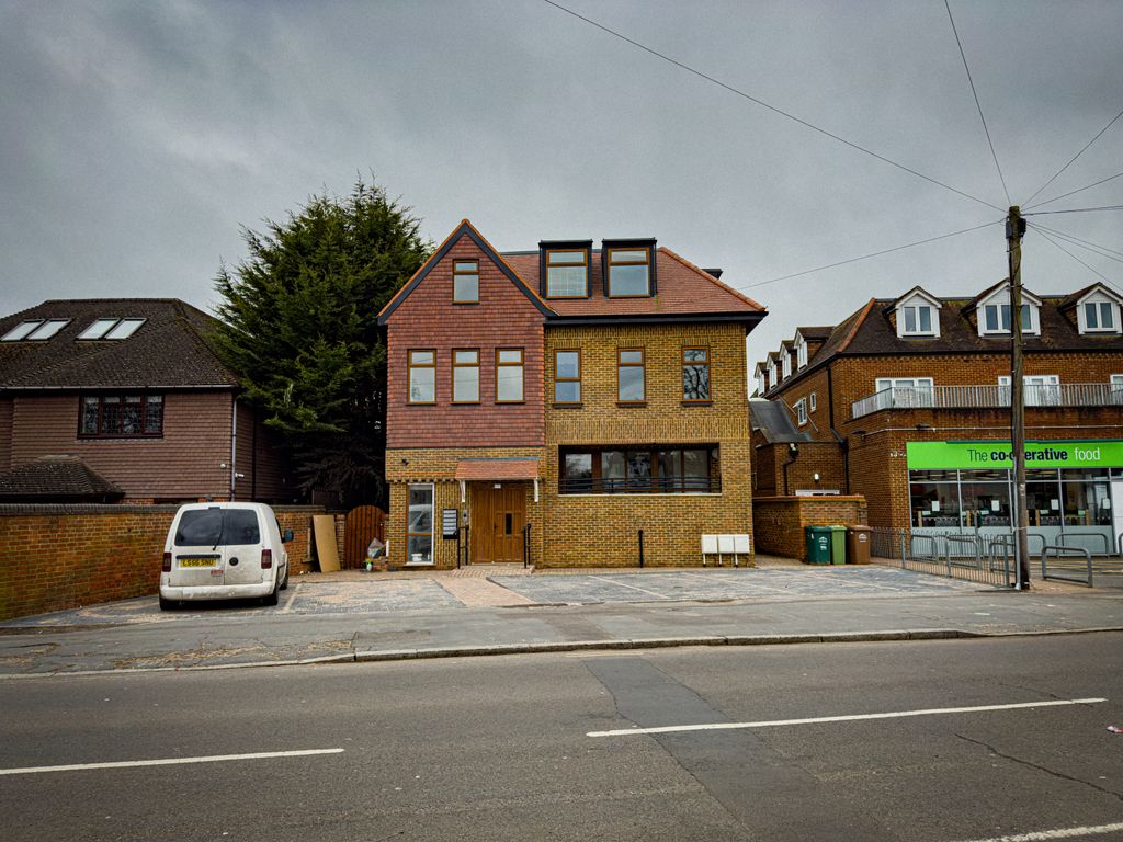 2 bed flat to rent in 196 Laleham Road, StainesUponThames TW18 Zoopla